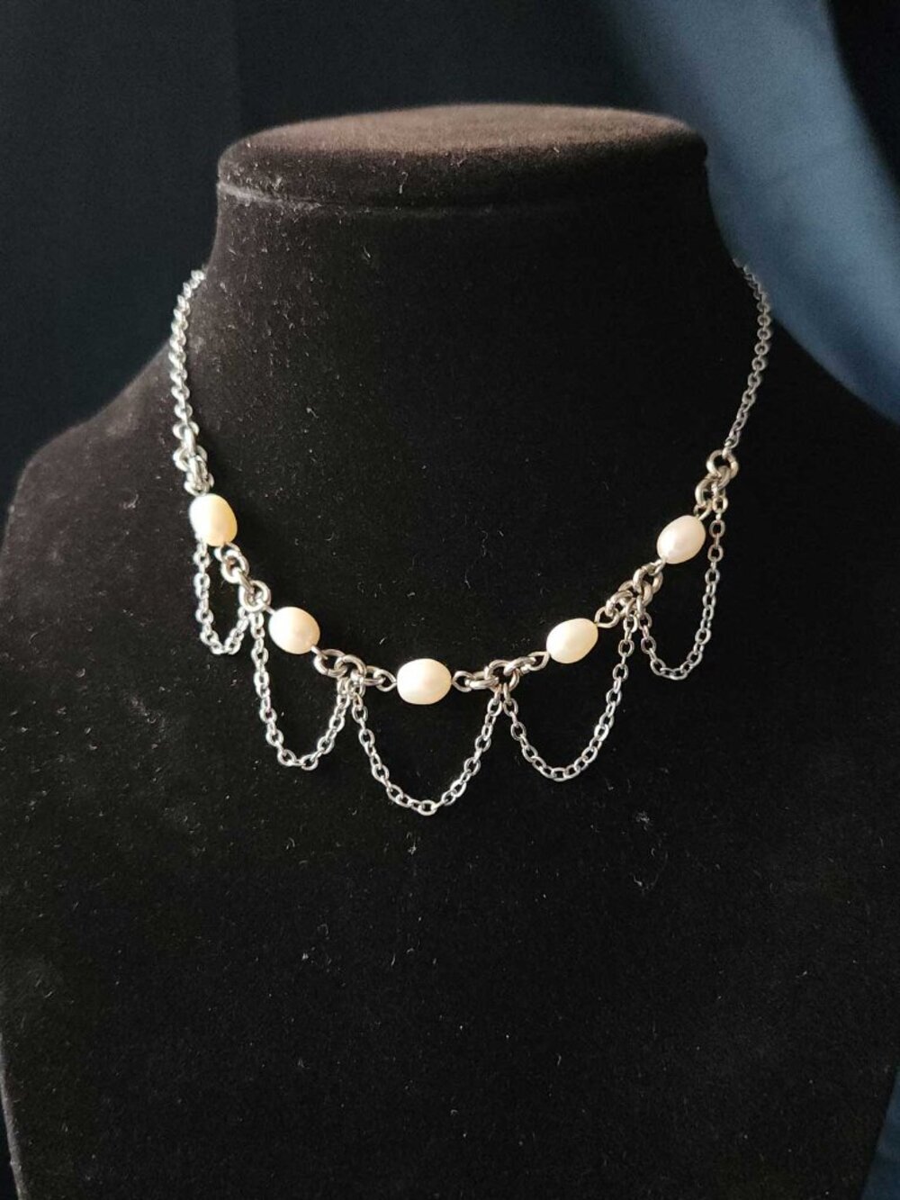 Vintage style silver and pearl necklace